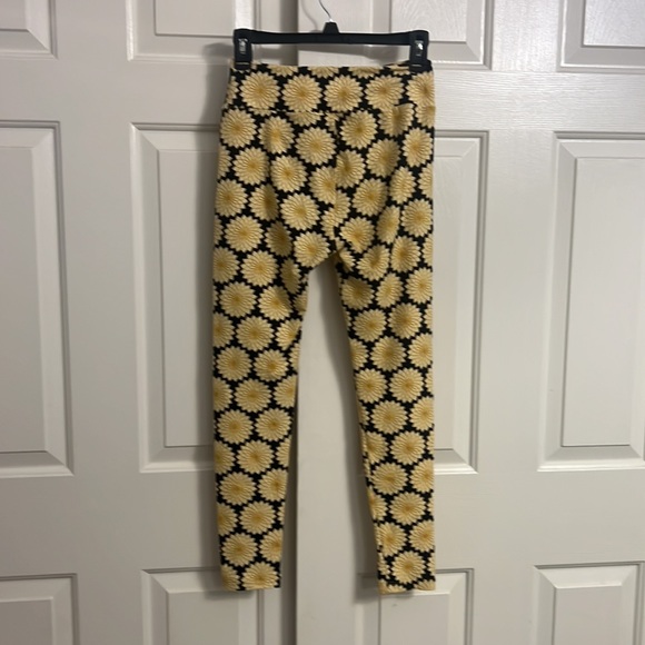 P9-NWOT LuLaRoe One Size Black Yellow Geo Floral Print Pull On Stretch Leggings. - Picture 2 of 9